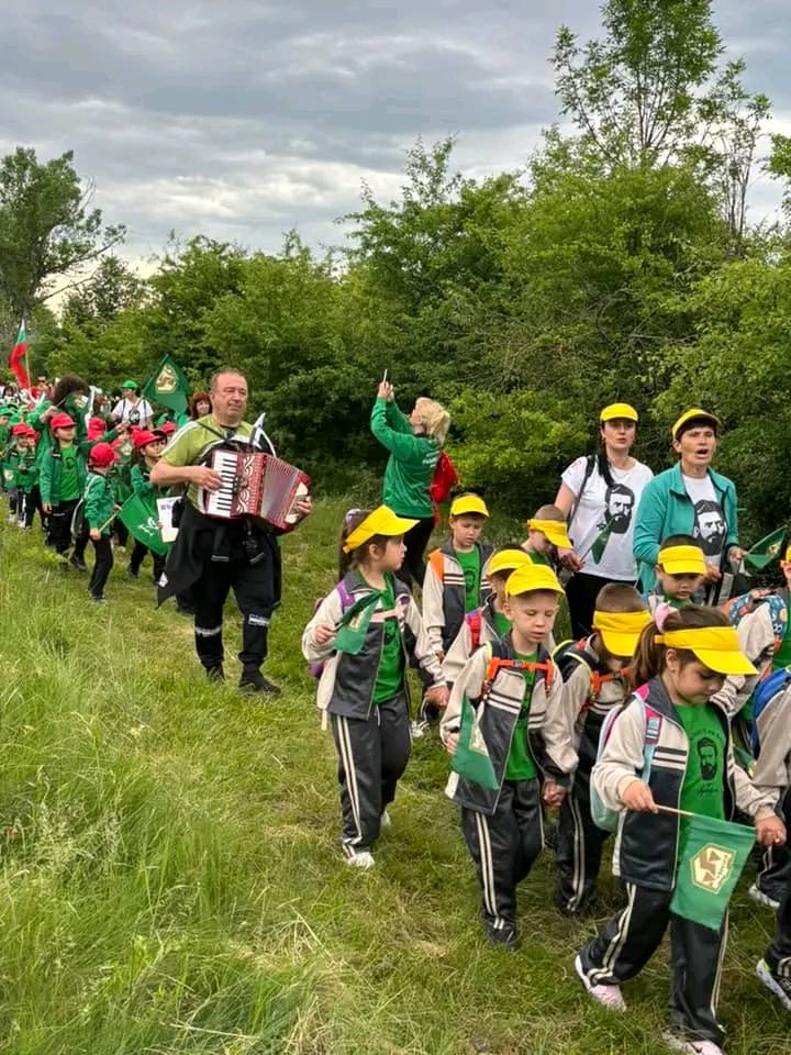 400 деца от Враца участваха в  поход, част от Ботевия път 