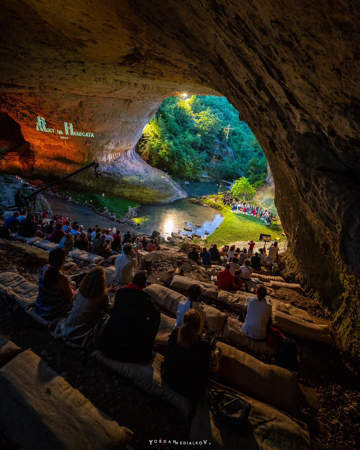 Природният феномен Божия мост се превърна в сцена на концерт-спектакли