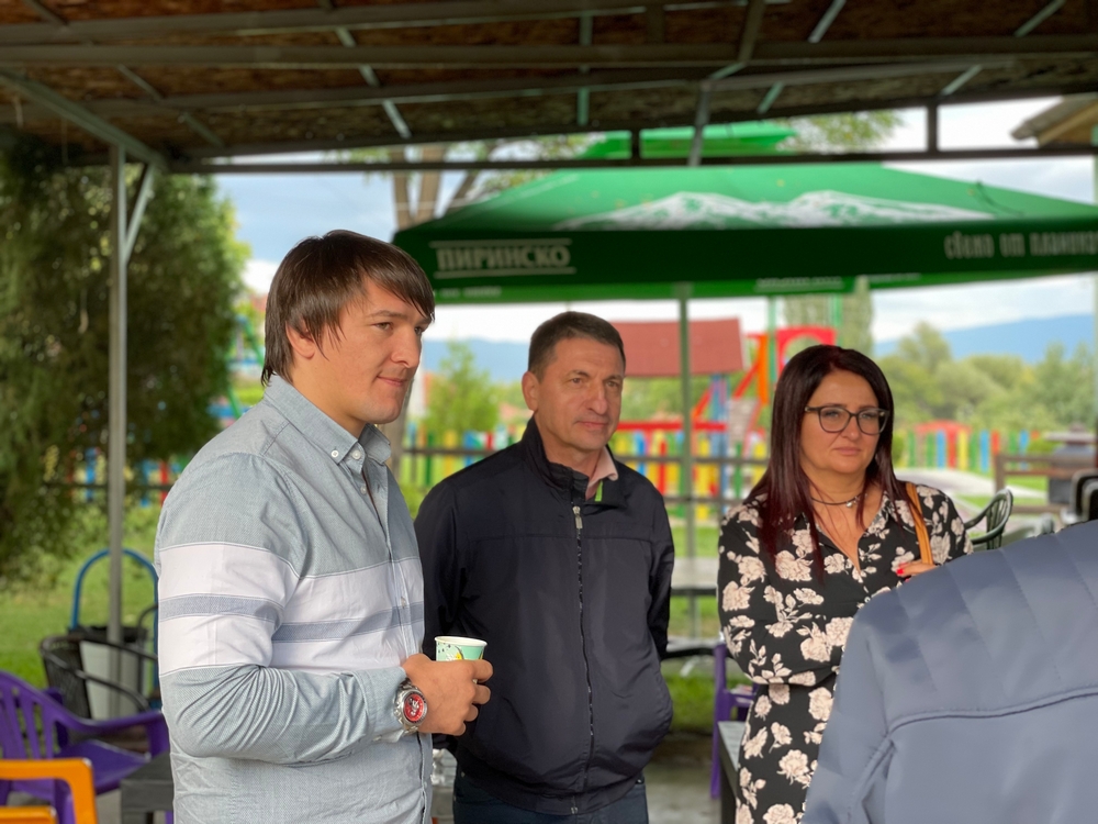 Жители на Яхиново пред кандидатите от ГЕРБ - СДС: Държавата забрави, че  има села и хора живеят в тях. За една година и половина пирон не се е  забил в страната!