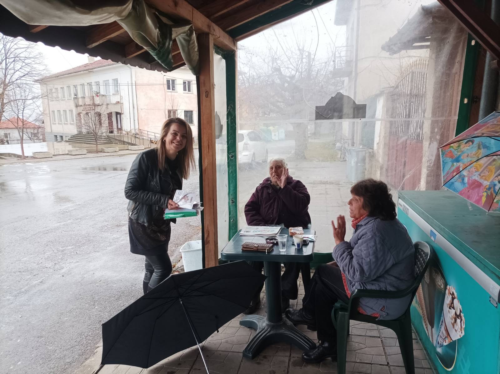 1000 патриотични мартеници и знамена раздаде ВМРО на жители на община Кюстендил