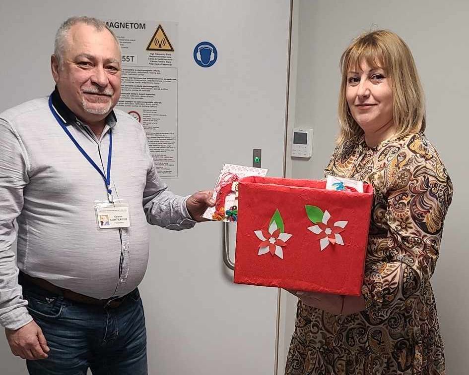 Деца даряват мартенички на онкоболни и лекари в Русе