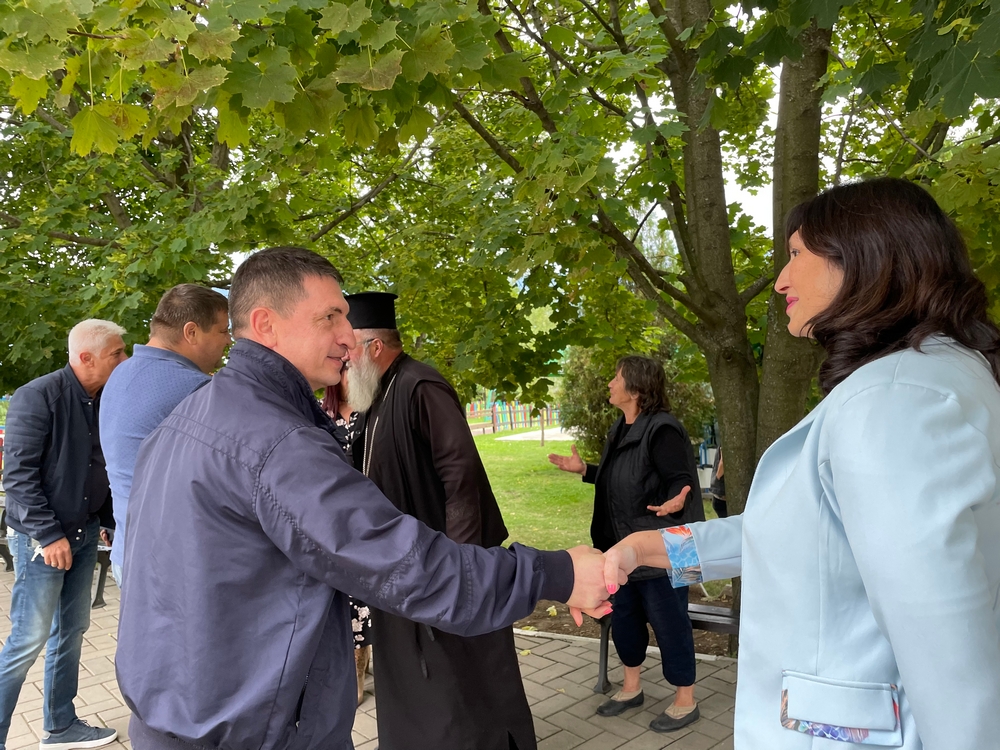 Жители на Яхиново пред кандидатите от ГЕРБ - СДС: Държавата забрави, че  има села и хора живеят в тях. За една година и половина пирон не се е  забил в страната!