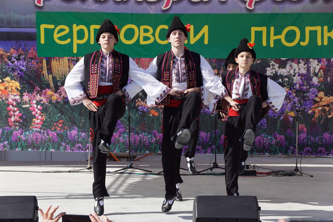 За пореден път ”Гергьовски люлки” пренесе във времето красотата на народното творчество