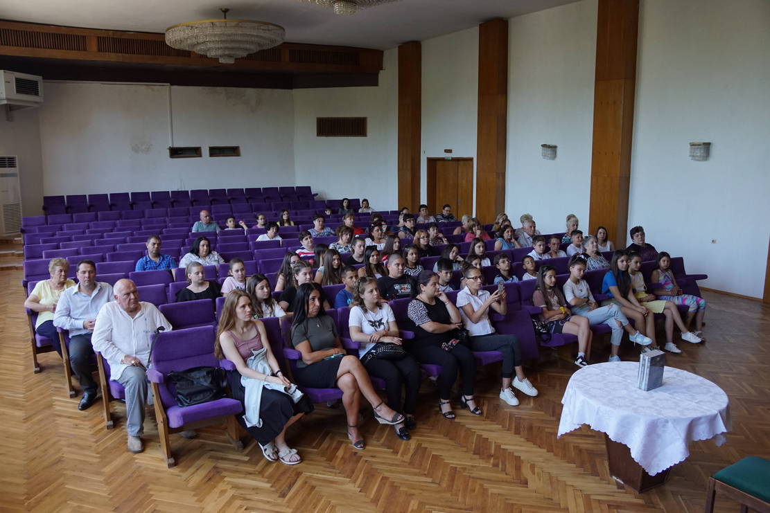 Георги Тошев се срещна с млади хора в Левски на рождения ден на големия Парцалев