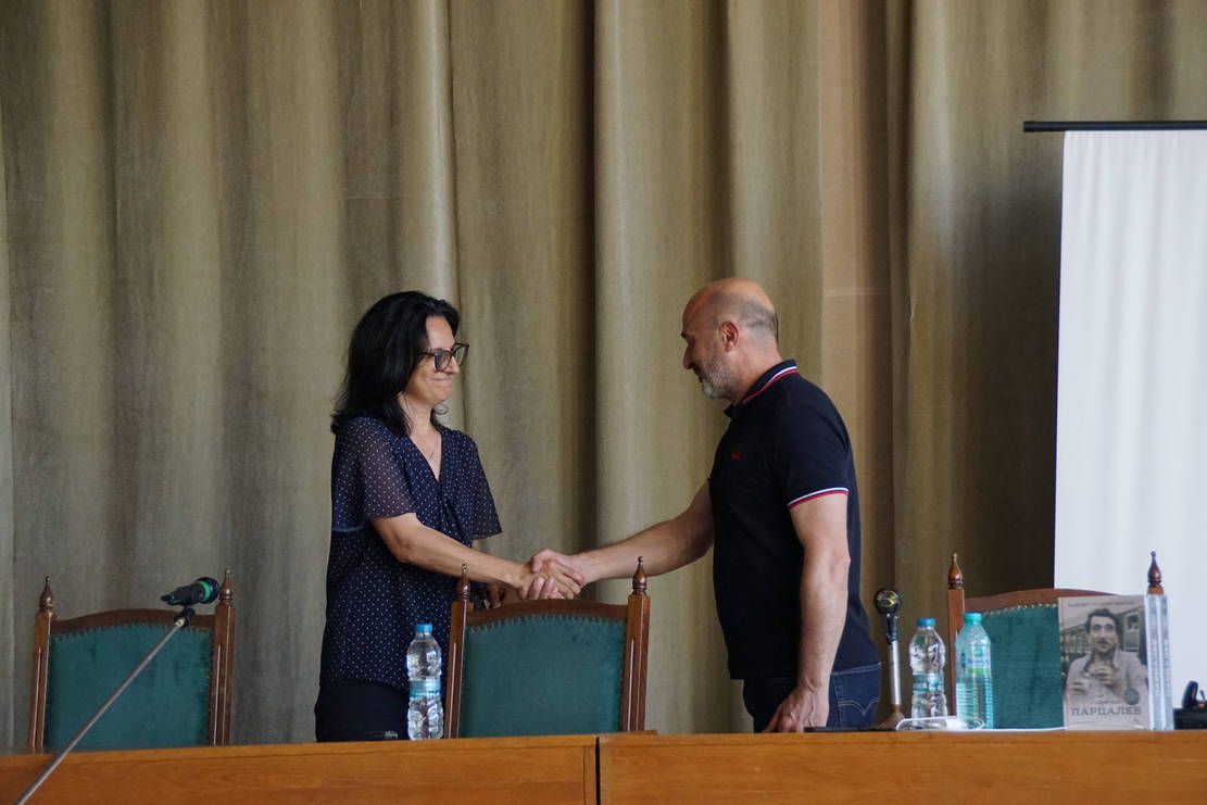 Георги Тошев се срещна с млади хора в Левски на рождения ден на големия Парцалев