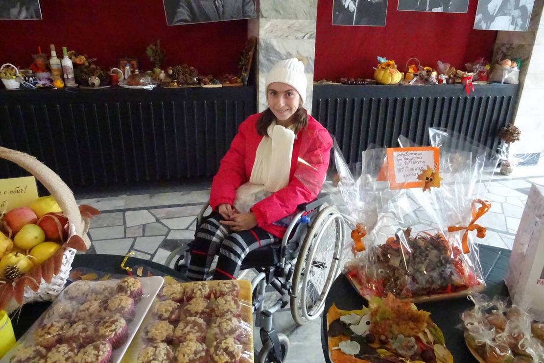 Голяма обществена подкрепа за благородната кауза на Есенен базар в град Левски