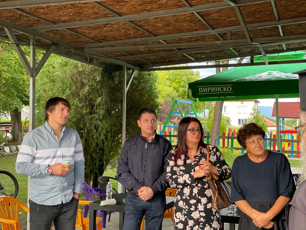 Жители на Яхиново пред кандидатите от ГЕРБ - СДС: Държавата забрави, че  има села и хора живеят в тях. За една година и половина пирон не се е  забил в страната!