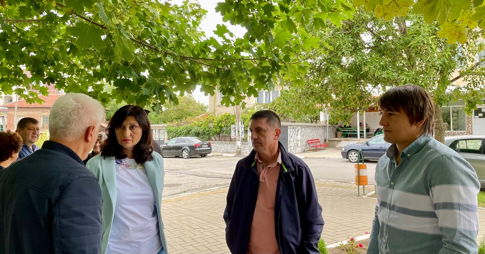 Жители на Яхиново пред кандидатите от ГЕРБ - СДС: Държавата забрави, че  има села и хора живеят в тях. За една година и половина пирон не се е  забил в страната!