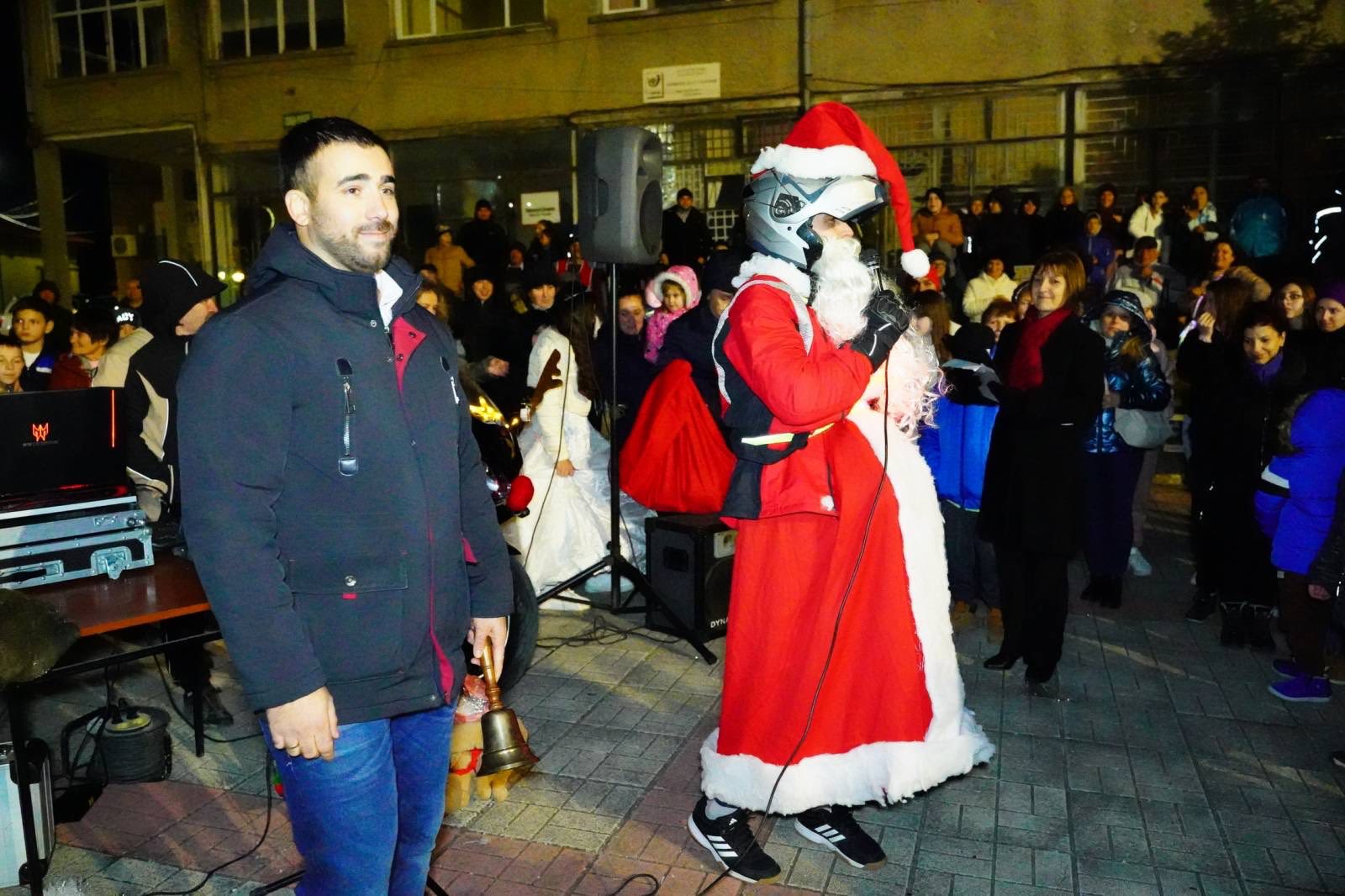 Коледната елха грейна в Глоджево