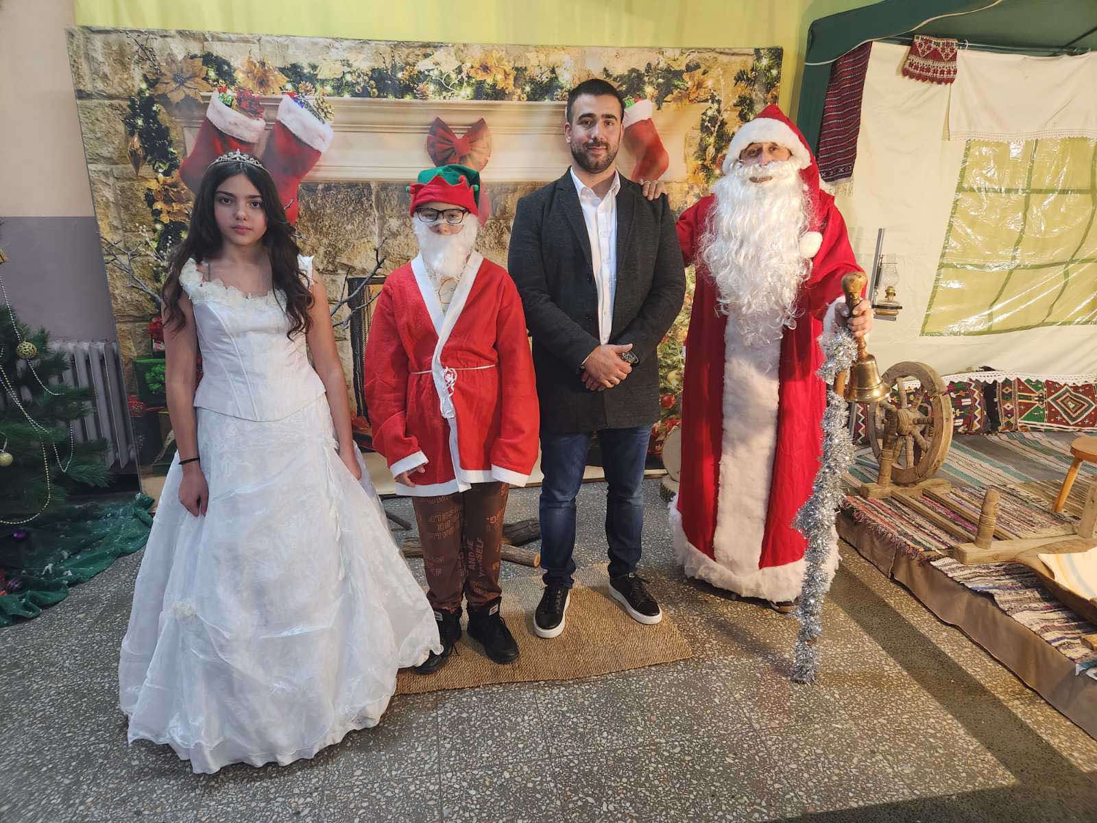 Коледната елха грейна в Глоджево