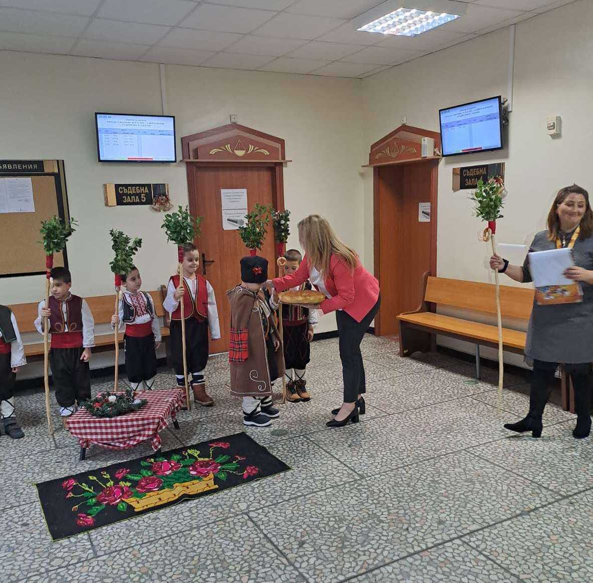 Малки коледари от плевенска детска градина гостуваха в Съдебната палата в Плевен