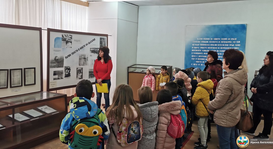 Светът на авиацията заплени малчуганите от Детска градина „Дружба“ - Плевен