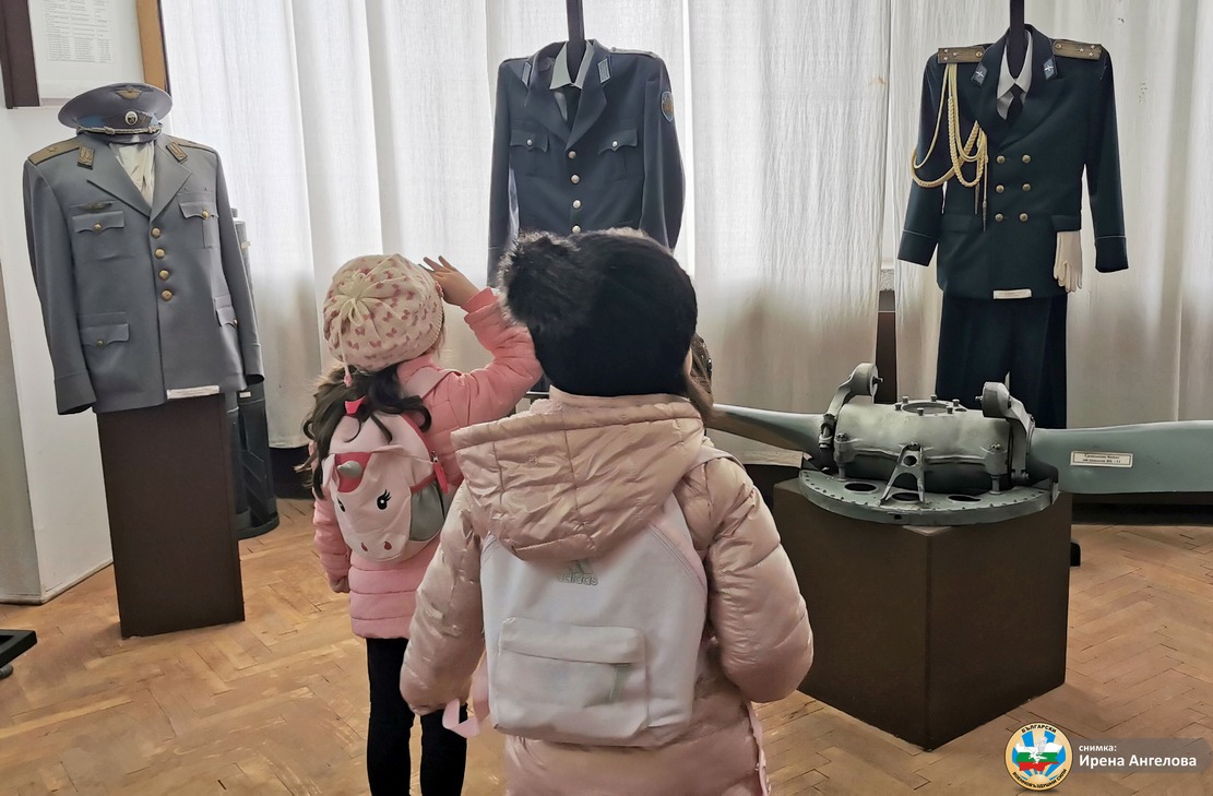 Светът на авиацията заплени малчуганите от Детска градина „Дружба“ - Плевен