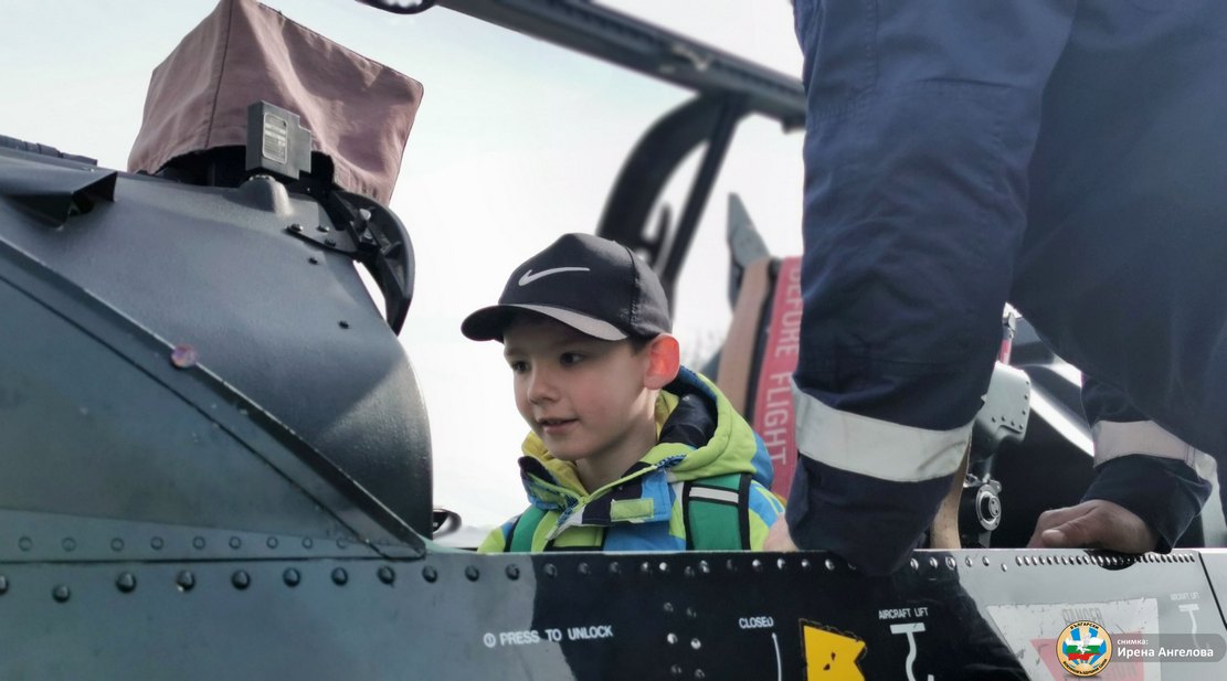 Светът на авиацията заплени малчуганите от Детска градина „Дружба“ - Плевен