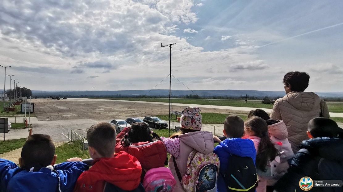 Светът на авиацията заплени малчуганите от Детска градина „Дружба“ - Плевен