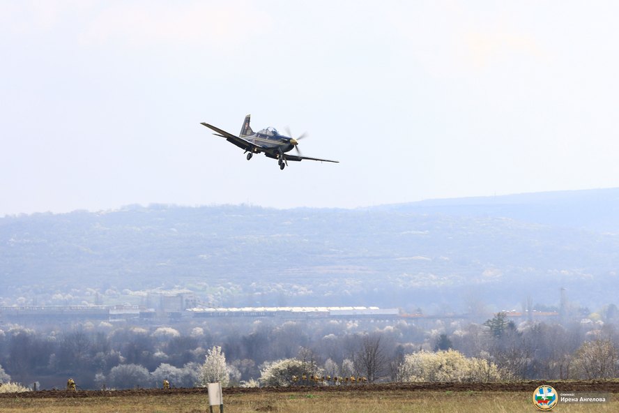 Светът на авиацията заплени малчуганите от Детска градина „Дружба“ - Плевен