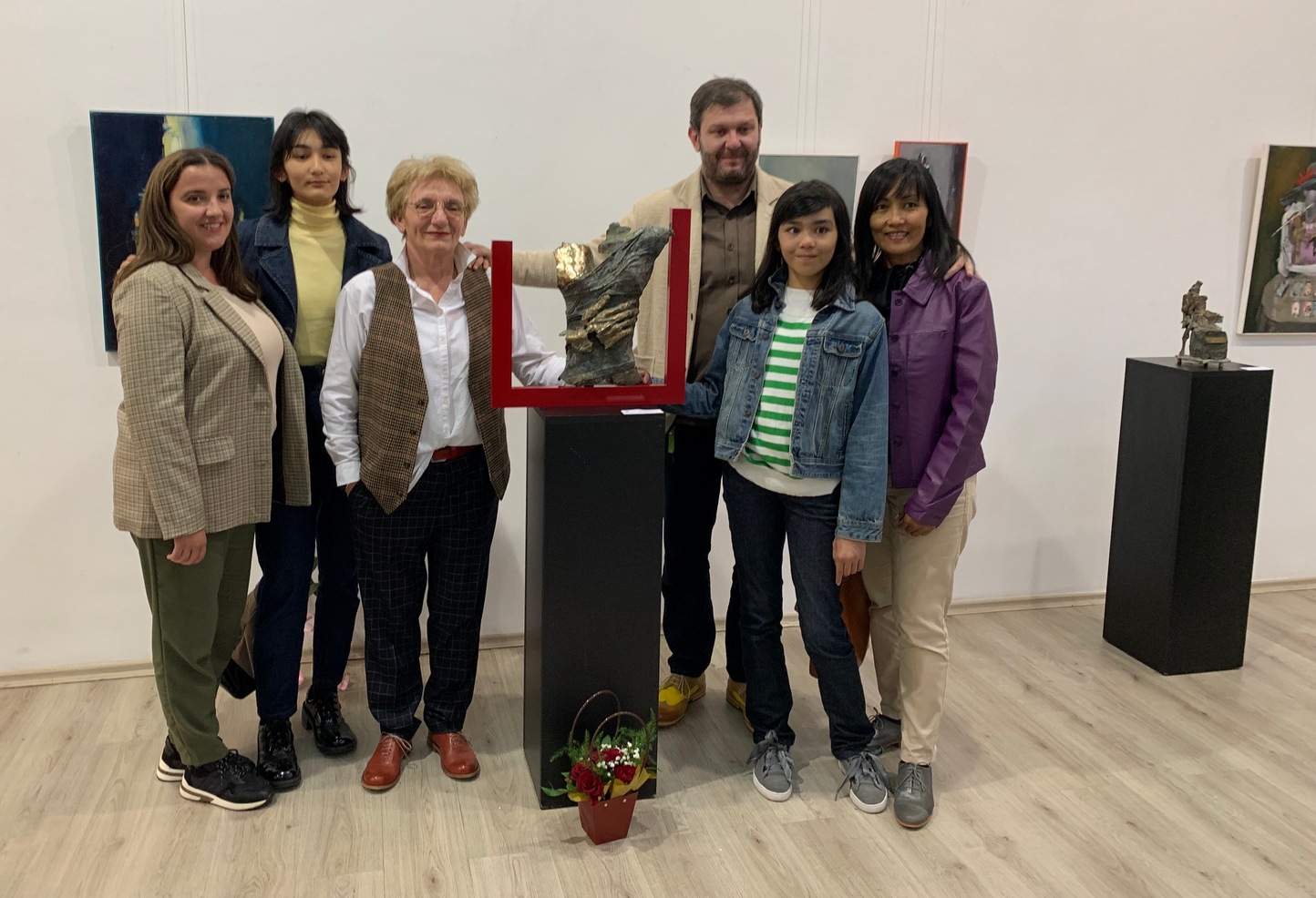 В Арт център - Плевен откриха изложба с творби на Константин Симеонов - Костика и Убавка Тончев