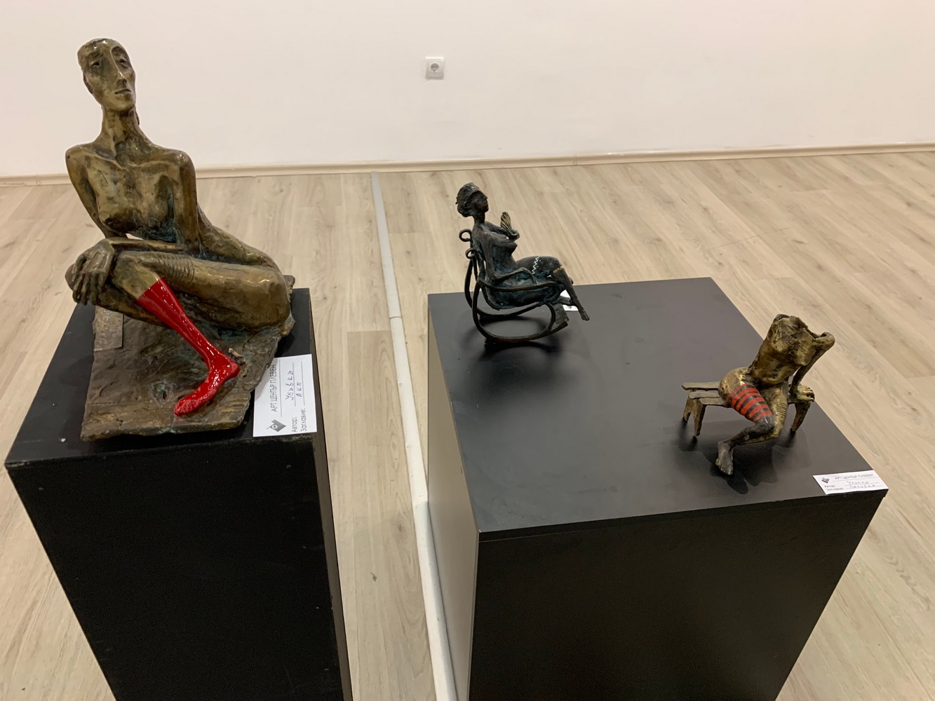 В Арт център - Плевен откриха изложба с творби на Константин Симеонов - Костика и Убавка Тончев