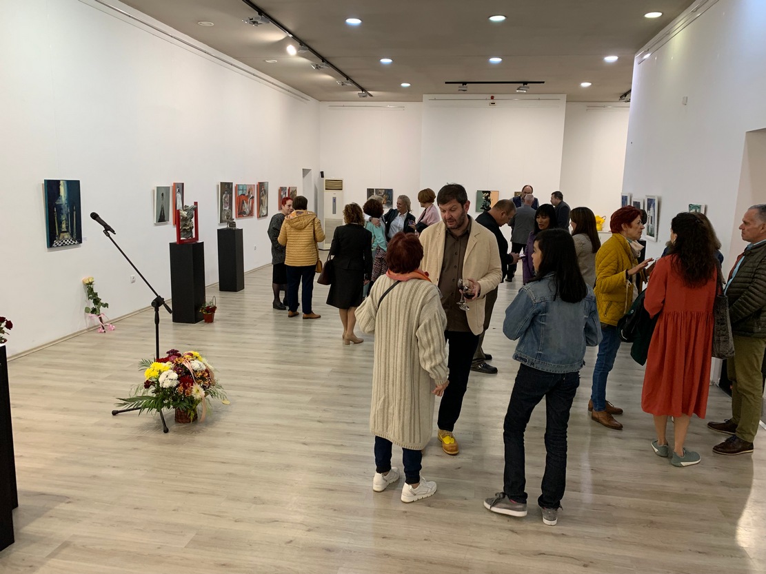 В Арт център - Плевен откриха изложба с творби на Константин Симеонов - Костика и Убавка Тончев