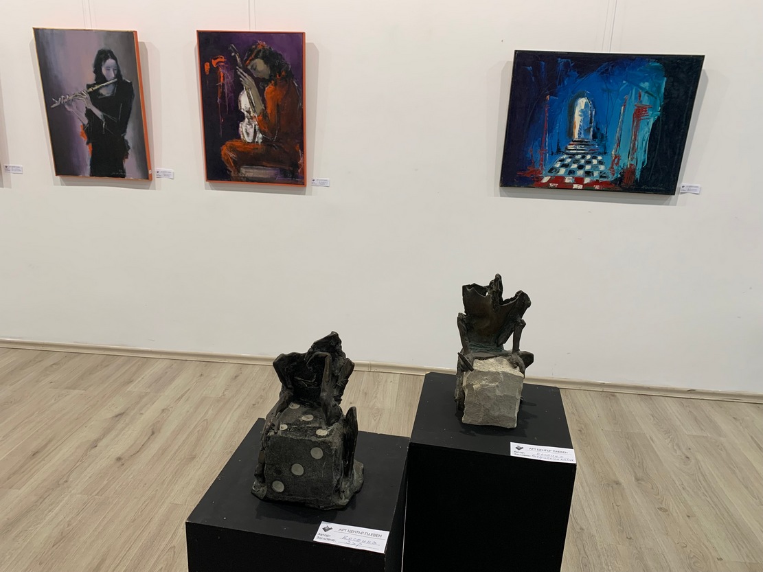 В Арт център - Плевен откриха изложба с творби на Константин Симеонов - Костика и Убавка Тончев