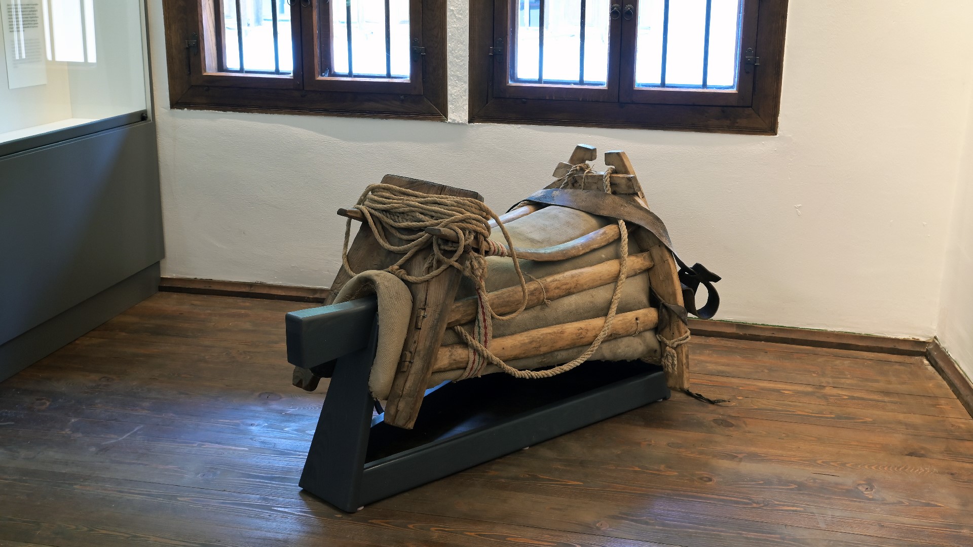 Изложба в музей „Етър“ представя изчезващите занаяти кантарджийство и самарджийство