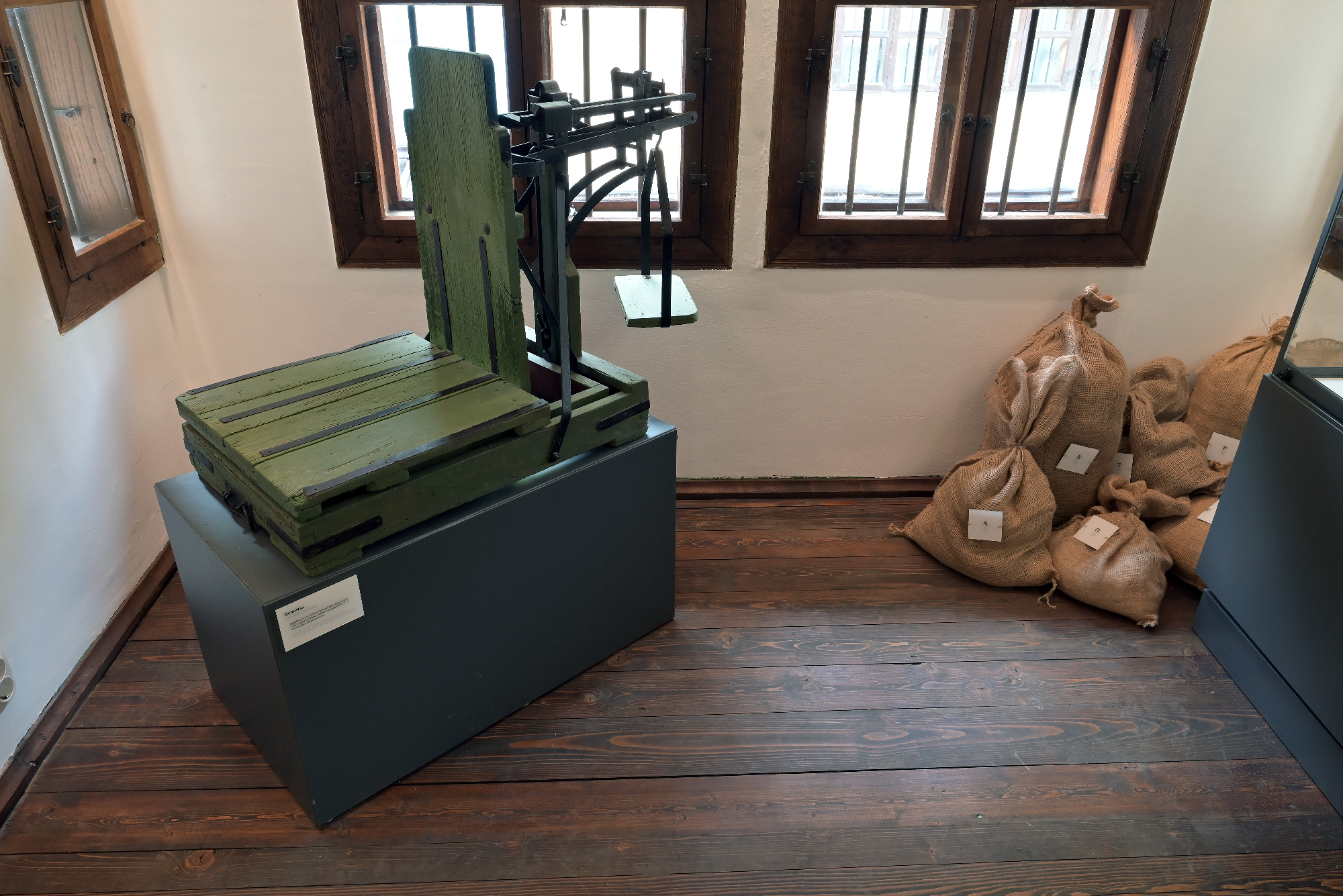 Изложба в музей „Етър“ представя изчезващите занаяти кантарджийство и самарджийство