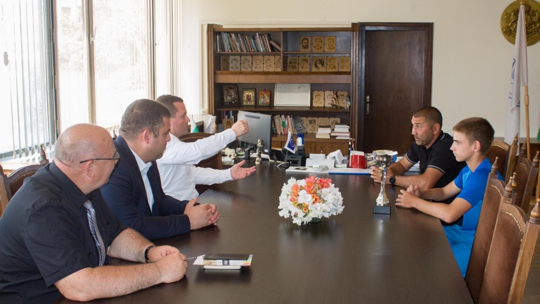 Кметът награди русенската тенис надежда Александър Митев