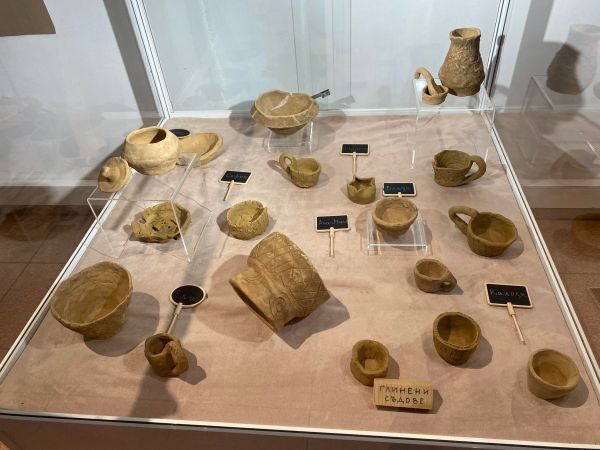 Изложба с детски творби, изработени с праисторически техники, подредиха в русенския музей