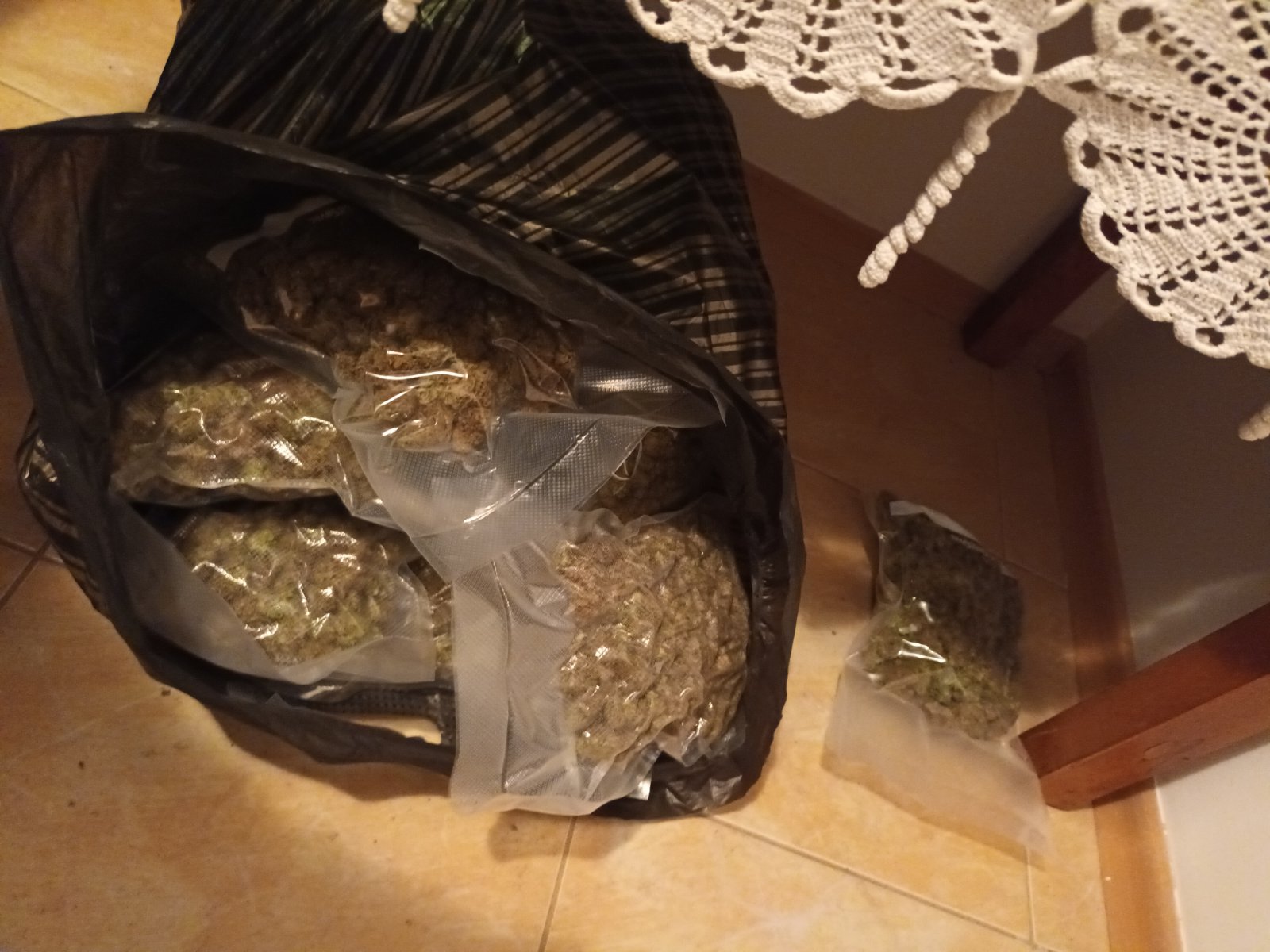 7 души задържани с голямо количество дрога във Варна (СНИМКИ)