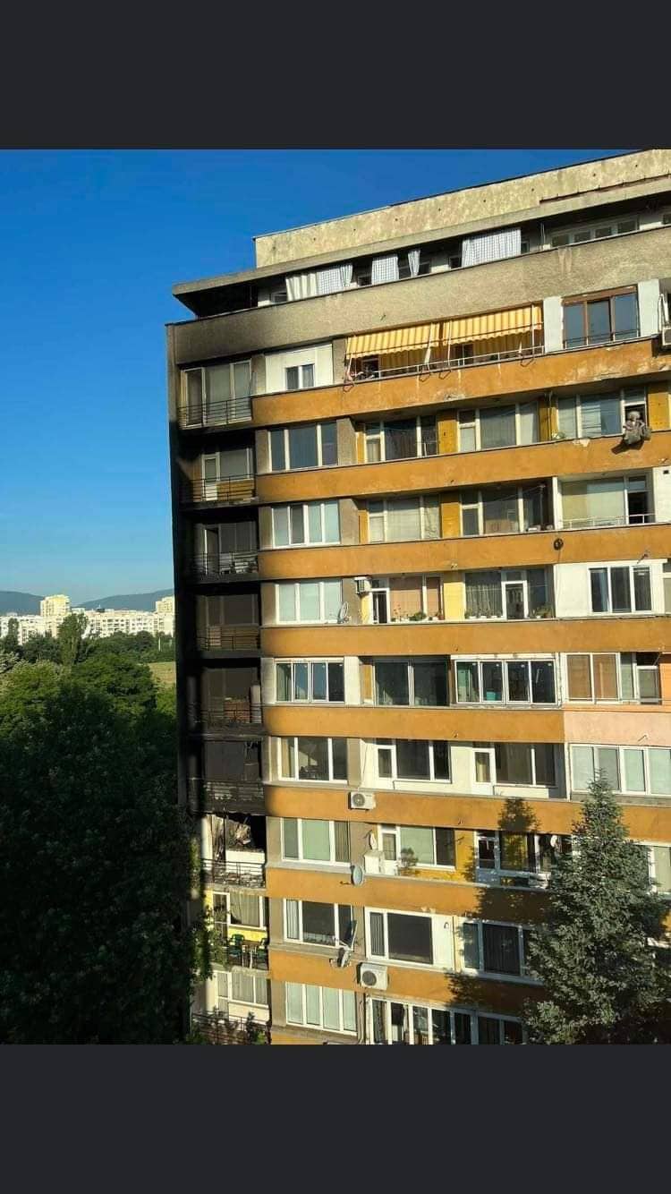 Пожар в столичния квартал „Иван Вазов“ (снимки)