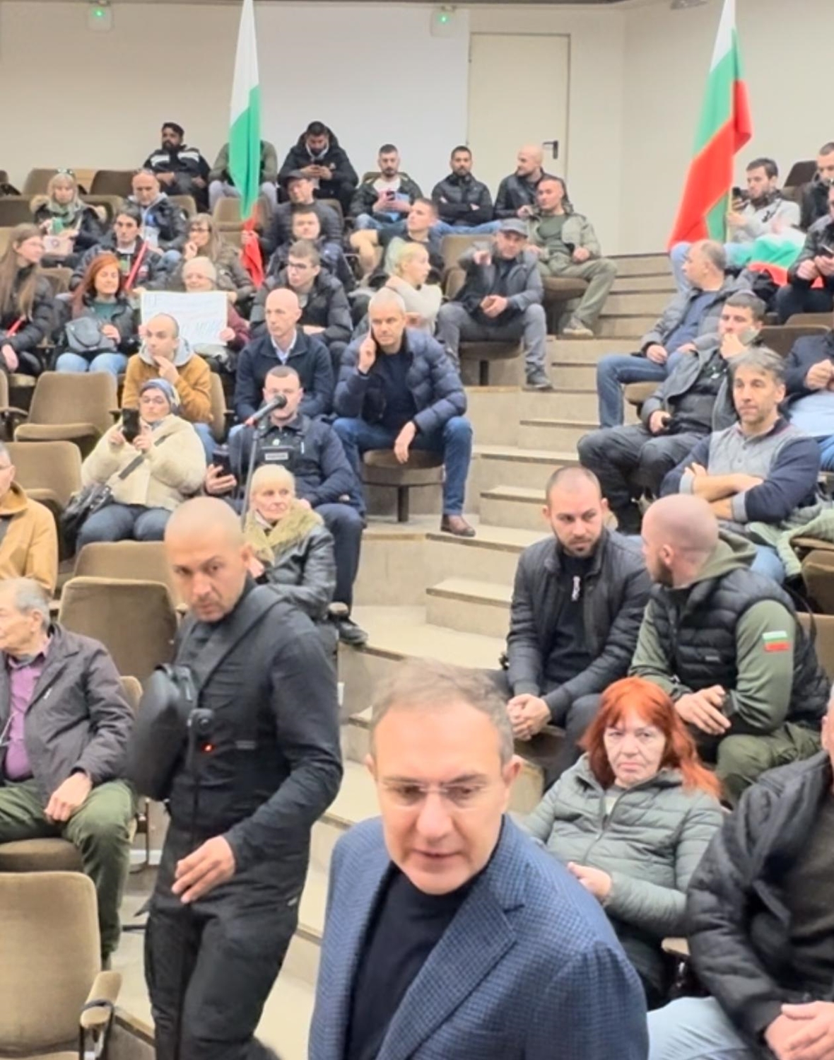 Коцев се срещна с протестиращи рибари, ще мисли за искана от тях оставка