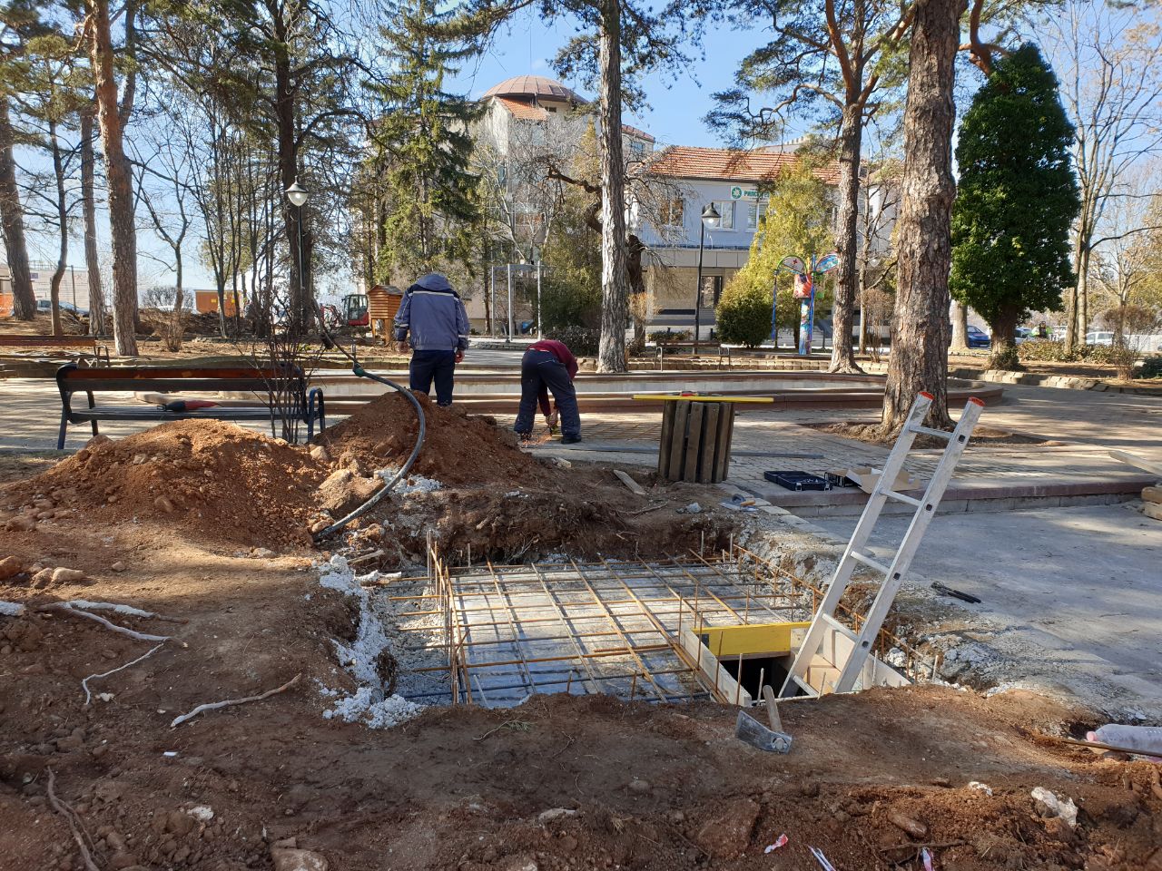 Продължават обновителните дейности в Градската градина в Дупница