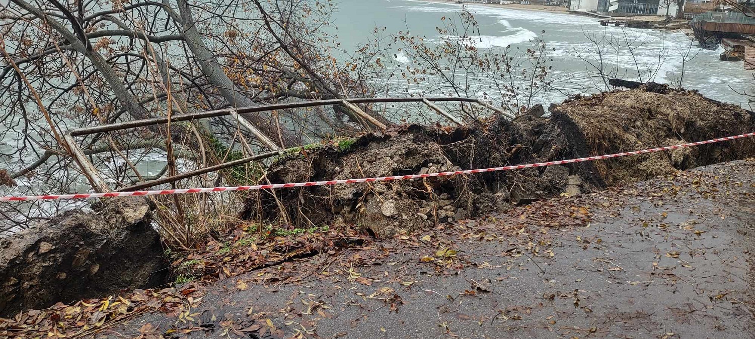 Поредно срутване на крайбрежната алея