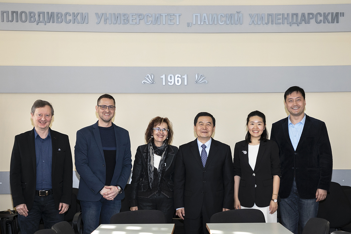 Три студентки на ПУ „Паисий Хилендарски“ получиха стипендии от китайския посланик у нас за отличен успех