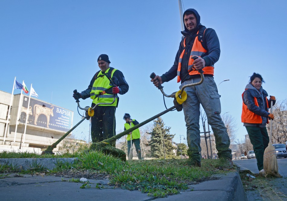 Започна косене на зелените площи в центъра на Варна