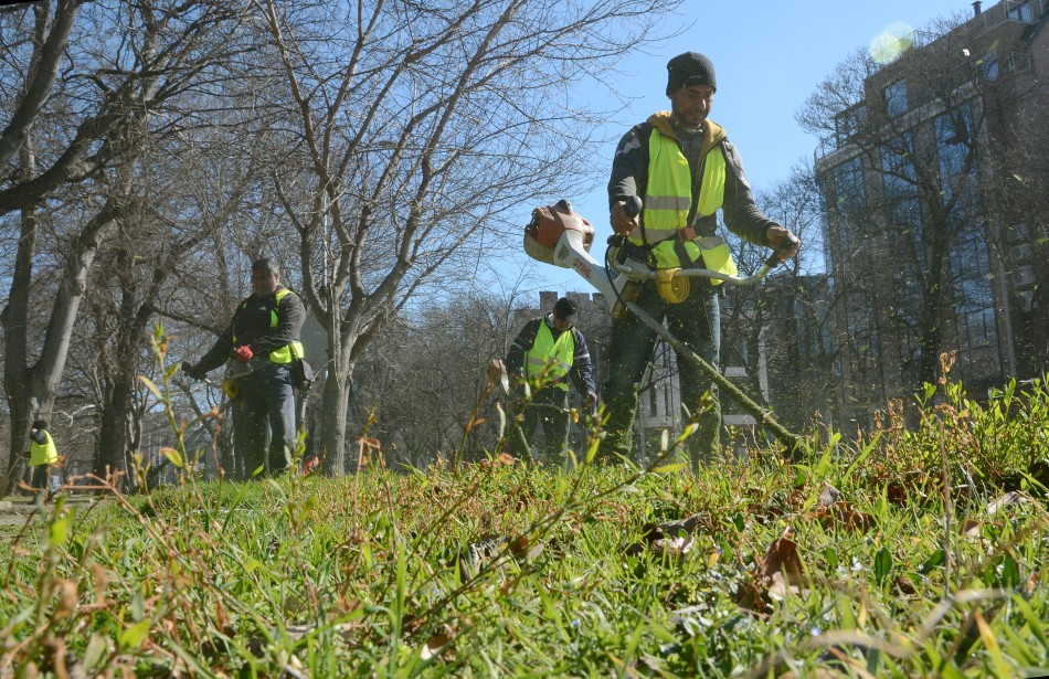 Започна косене на зелените площи в центъра на Варна