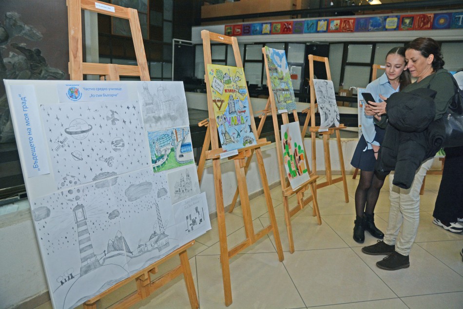 Ученици от Варна рисуваха „Бъдещето на моя град“