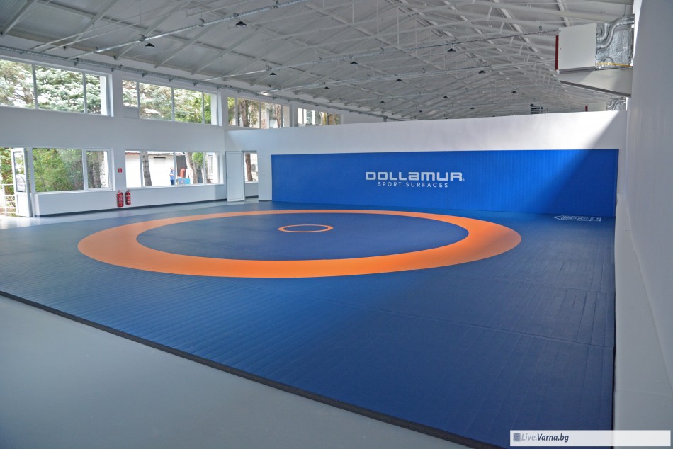 Откриха обновена зала по борба във Варна (СНИМКИ)