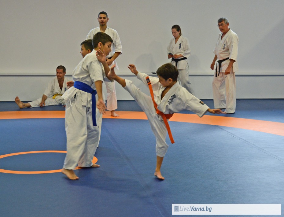 Откриха обновена зала по борба във Варна (СНИМКИ)