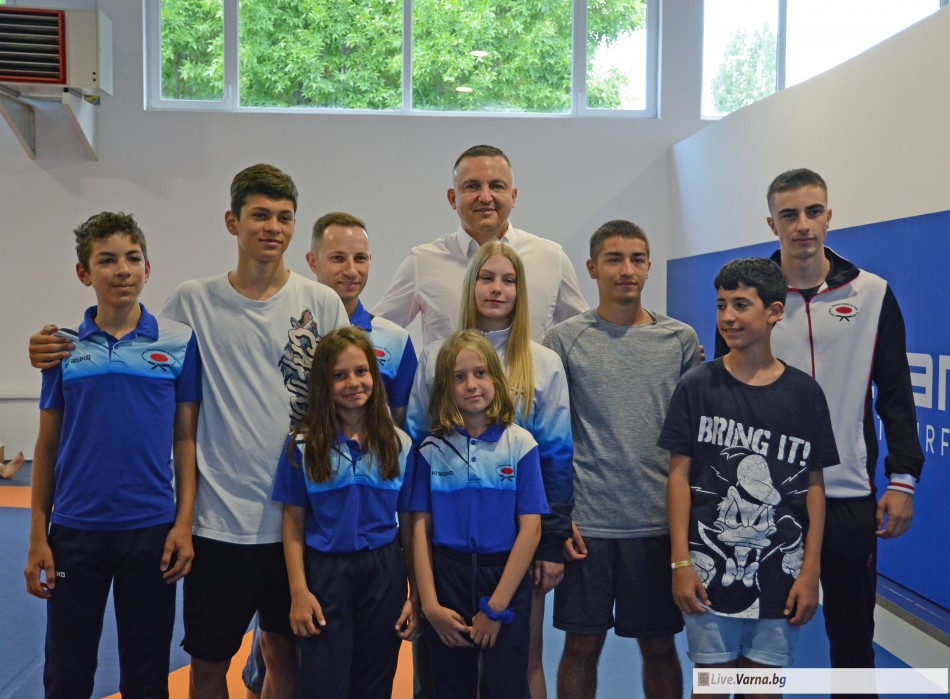 Откриха обновена зала по борба във Варна (СНИМКИ)