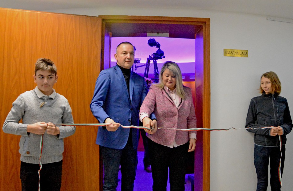 Откриха обновения планетариум на варненската обсерватория