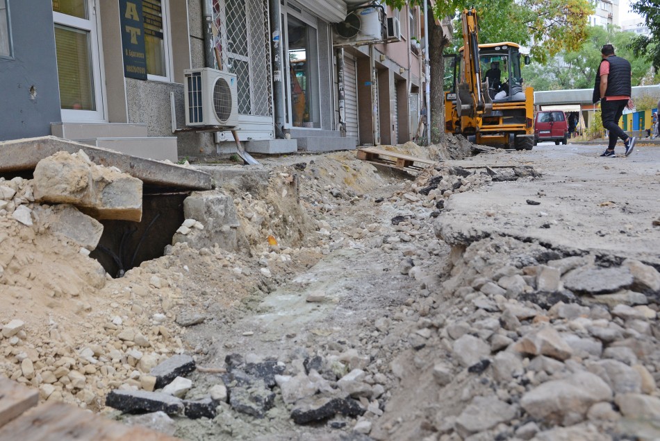 Ремонтират улици в центъра на Варна (СНИМКИ)