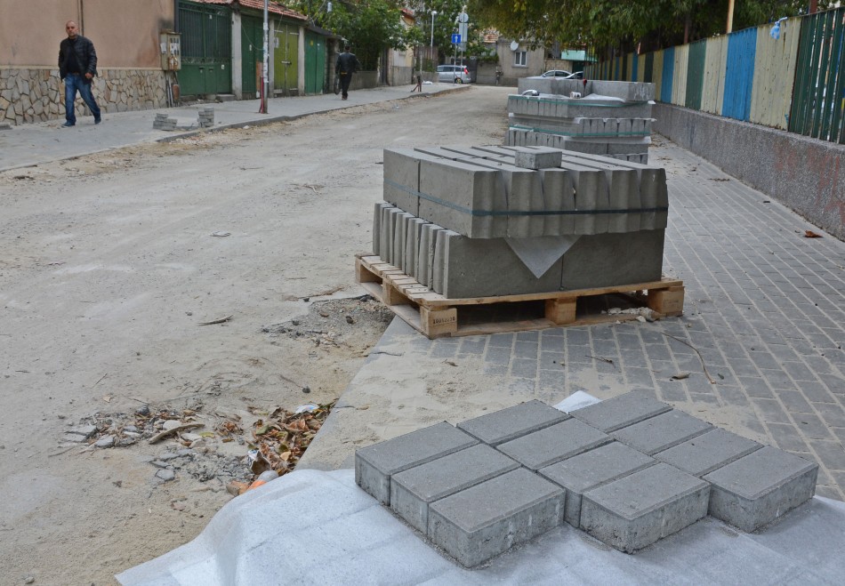 Ремонтират улици в центъра на Варна (СНИМКИ)