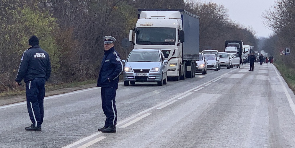 Жива верига затвори пътя София - Русе при Тотлебен/ВИДЕО/