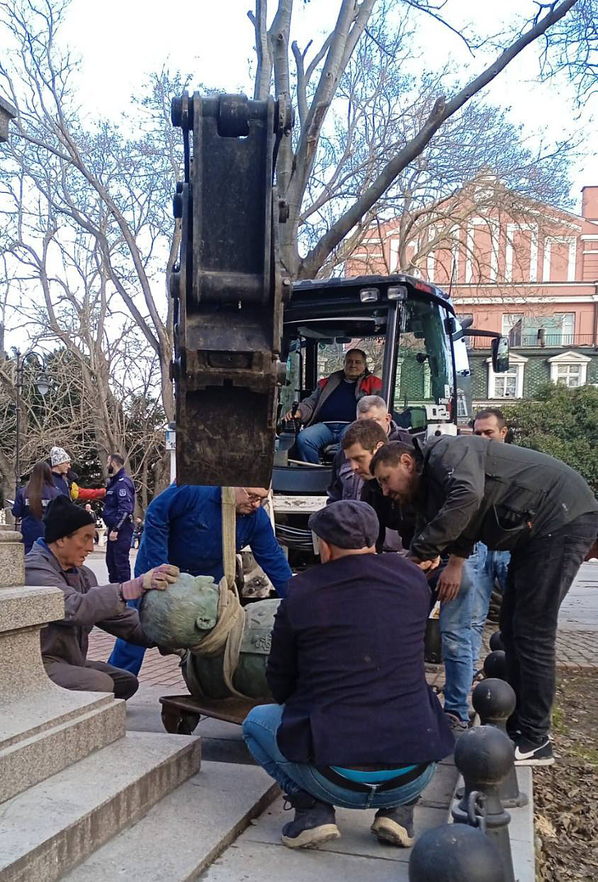 Възстановиха бюста на паметника на граф Игнатиев във Варна