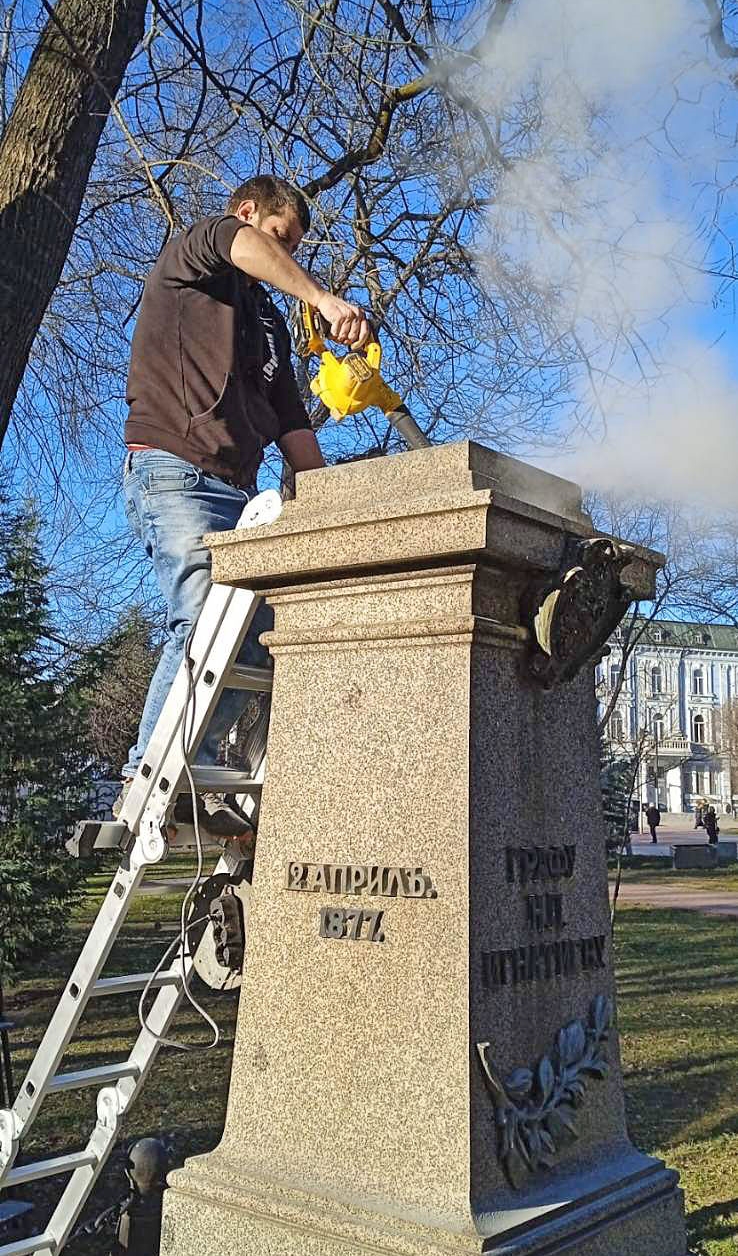 Възстановиха бюста на паметника на граф Игнатиев във Варна
