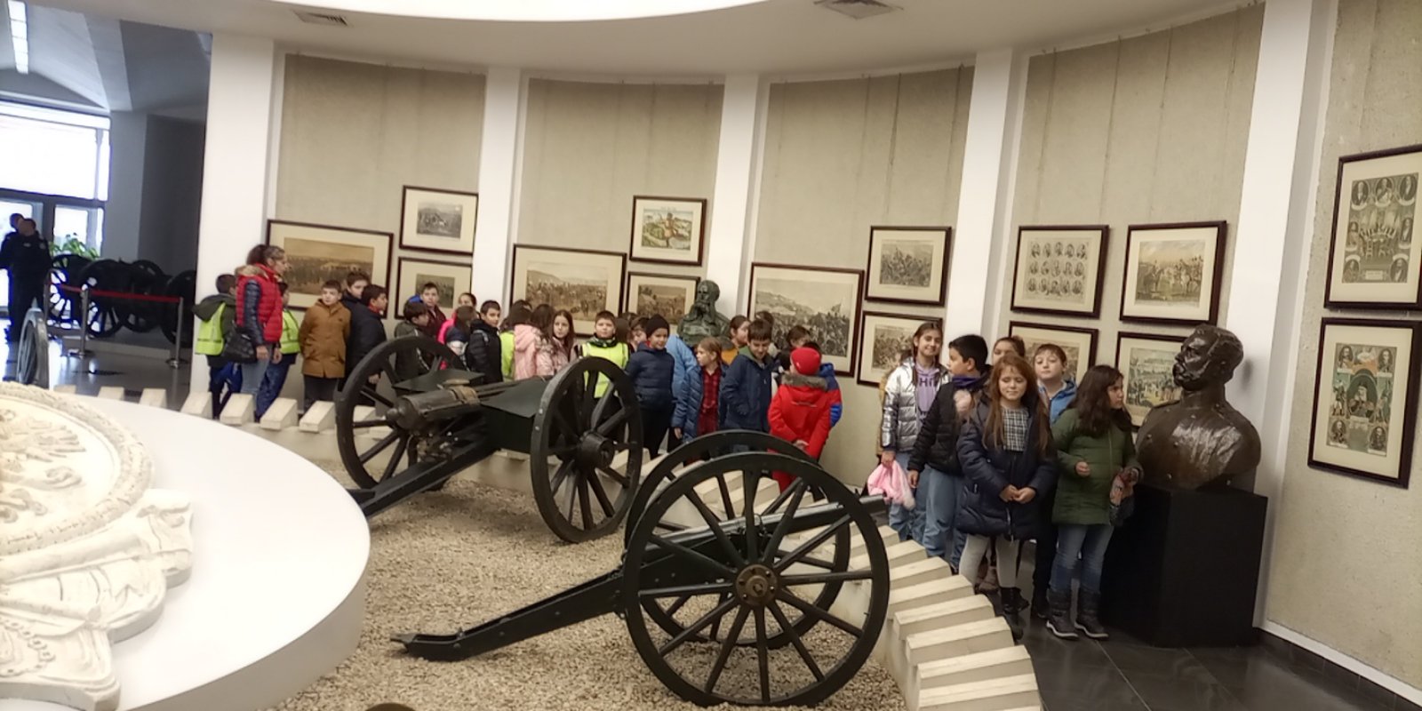 Свободен Плевен - Свободна България ознаменуваха ученици от  НУ Отец Паисий