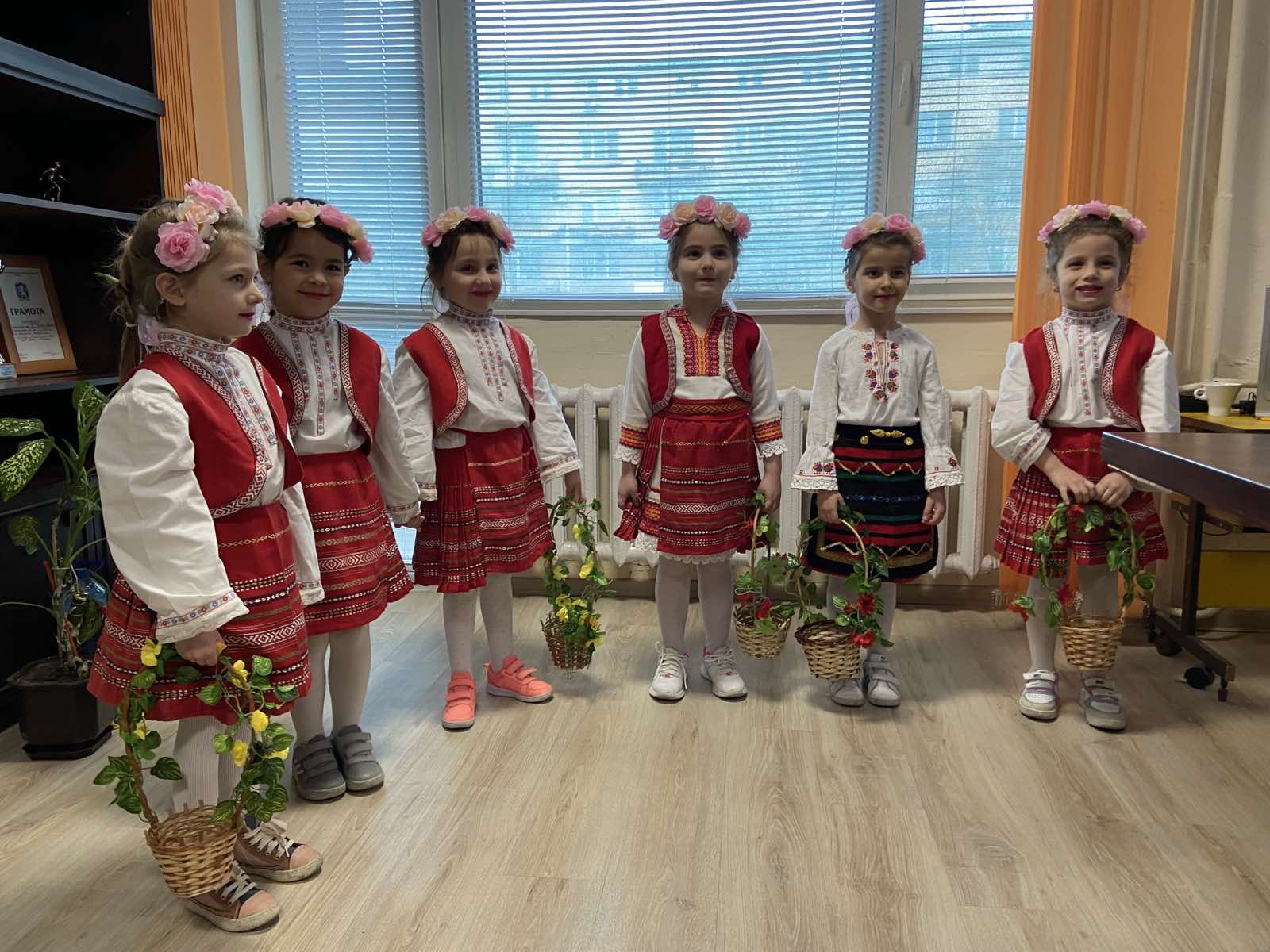 Полицаи от Второ РУ – Плевен дариха лакомства на лазарки