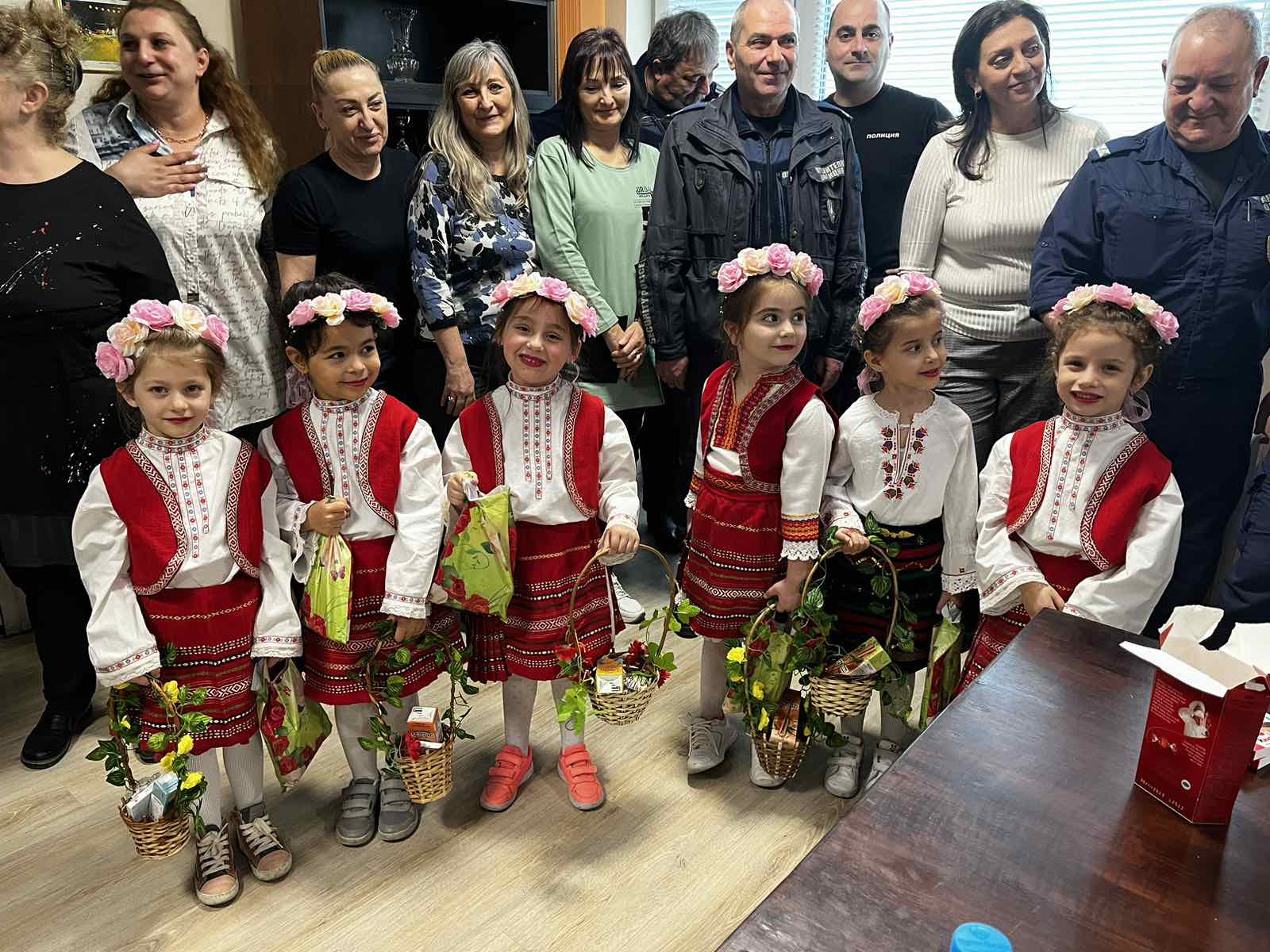 Полицаи от Второ РУ – Плевен дариха лакомства на лазарки