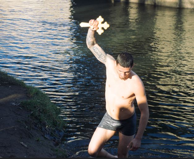 Божидар Ватов „спаси“ Светия кръст на Богоявление в Мездра